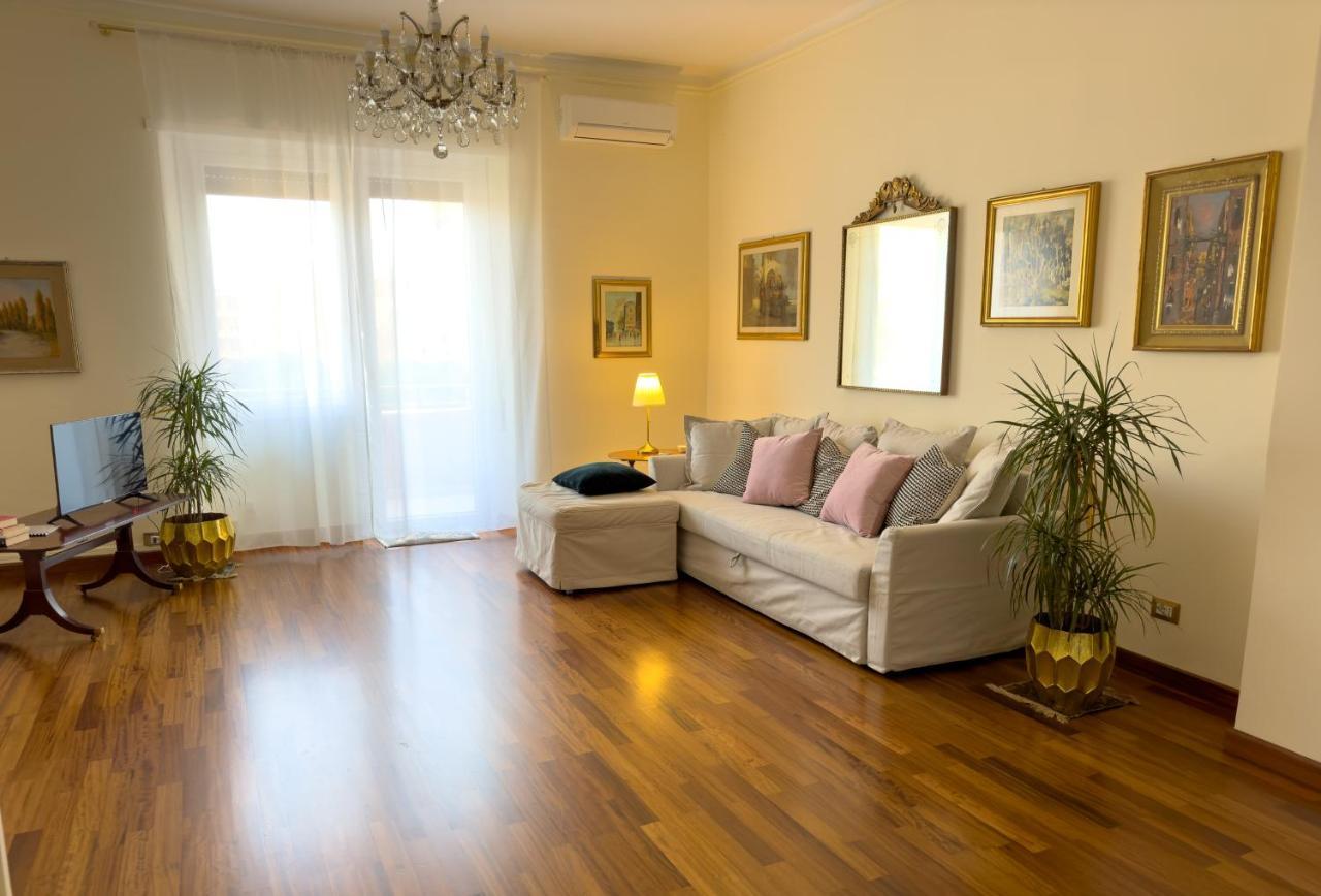 Elegant Apartment In City Center Cagliari Luaran gambar